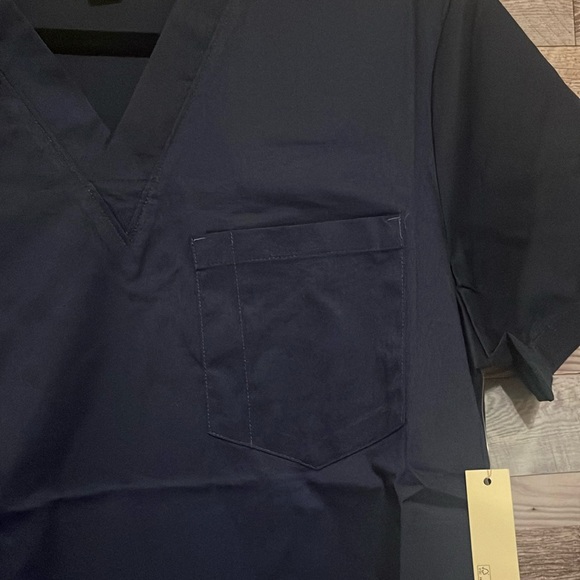 NWT! Men’s V-Neck Scrub Top with Pockets! Size S… - Picture 2 of 6